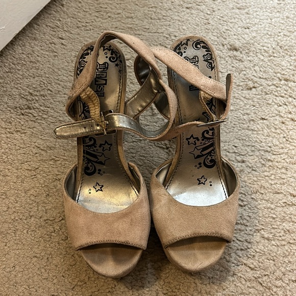 Cream Platforms - Picture 3 of 4